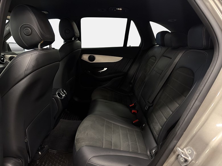 Mercedes-Benz GLC 300 de 4MATIC AMG, Night, Drag, Värmare 2021, silver – bild 18 av 26, begagnad hos Niber i Järfälla