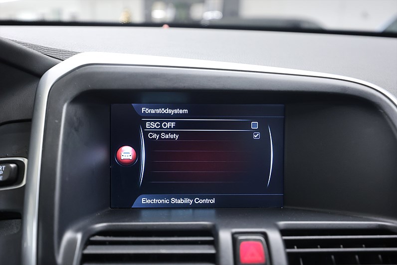 Volvo XC60 D4 AWD 181hk *Hjulkampanj!* Summum B-kamera Värmare