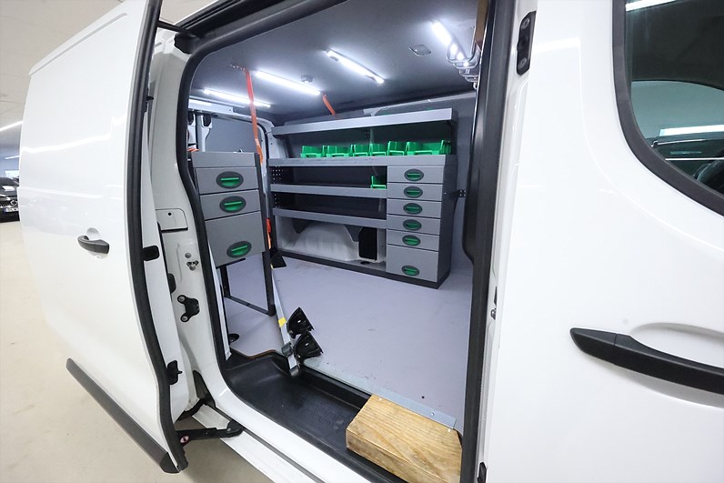 Peugeot e-Expert 75 136hk V-inrett B-kamera CarPlay MOMS