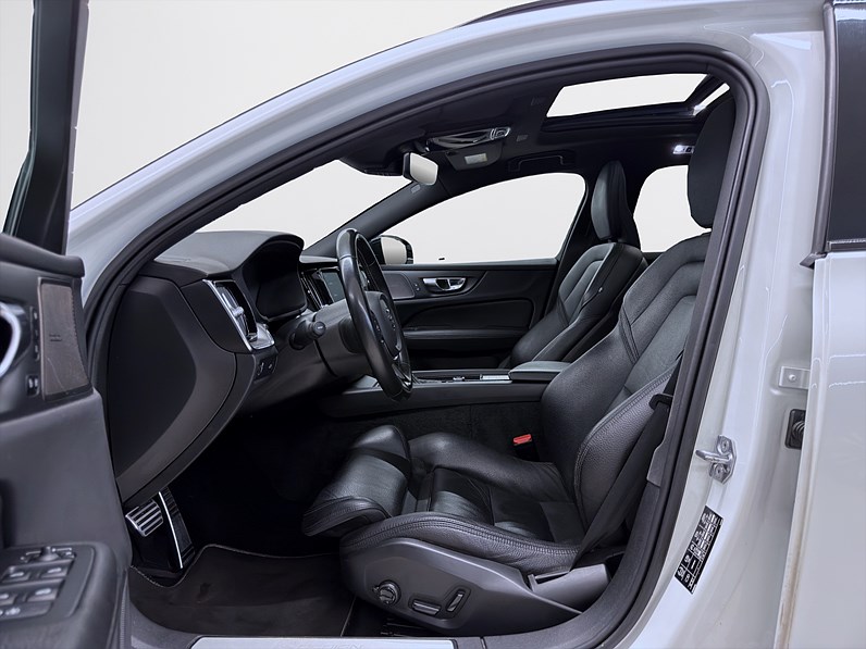 Volvo V60 T4 190hk R-Design H/K HUD Drag 360 Pano Navi