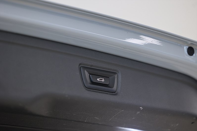 BMW 330e xDrive Touring M Sport Individual Shadow Line Drag Carplay