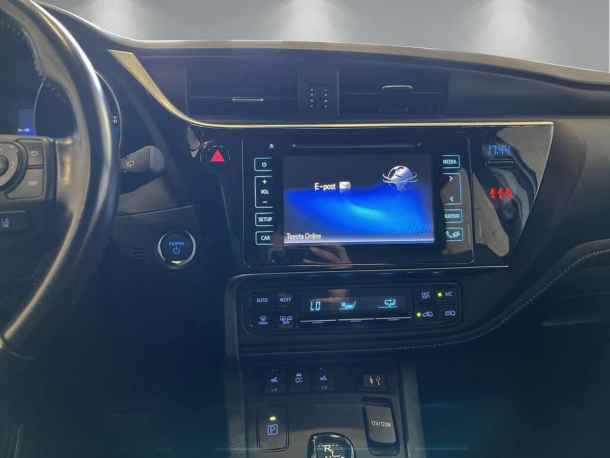 Toyota Auris Hybrid e-CVT, 136hk, 2017