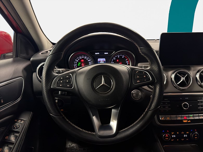 Mercedes-Benz GLA 220 4MATIC Dragkrok, 2018, röd – bild 17 av 21, begagnad hos Niber i Järfälla