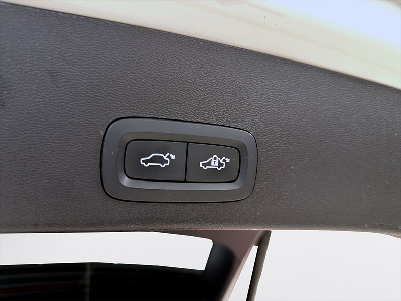 Volvo XC40 Recharge Twin 408hk Ultimate H/K Pano 360 Drag
