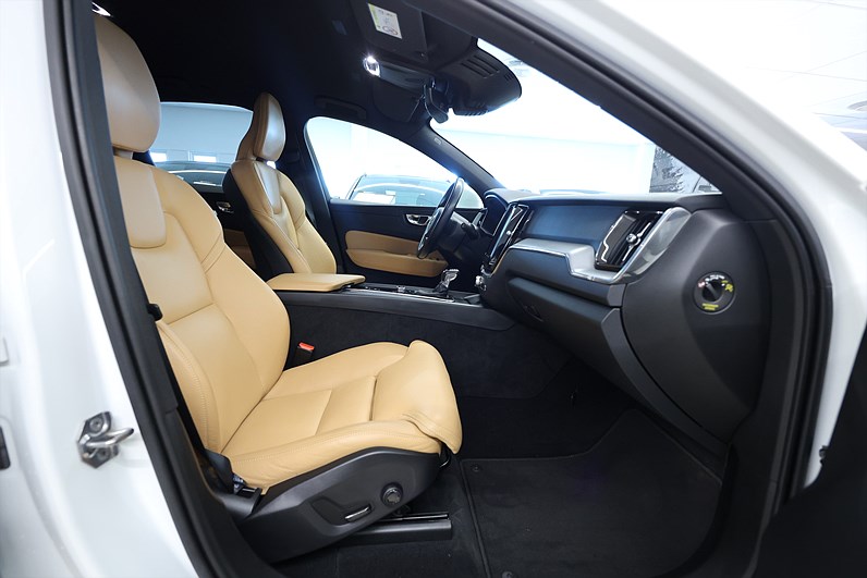 Volvo XC60 T5 250hk Momentum Keyless Läder Navi Värmare B-Kamera