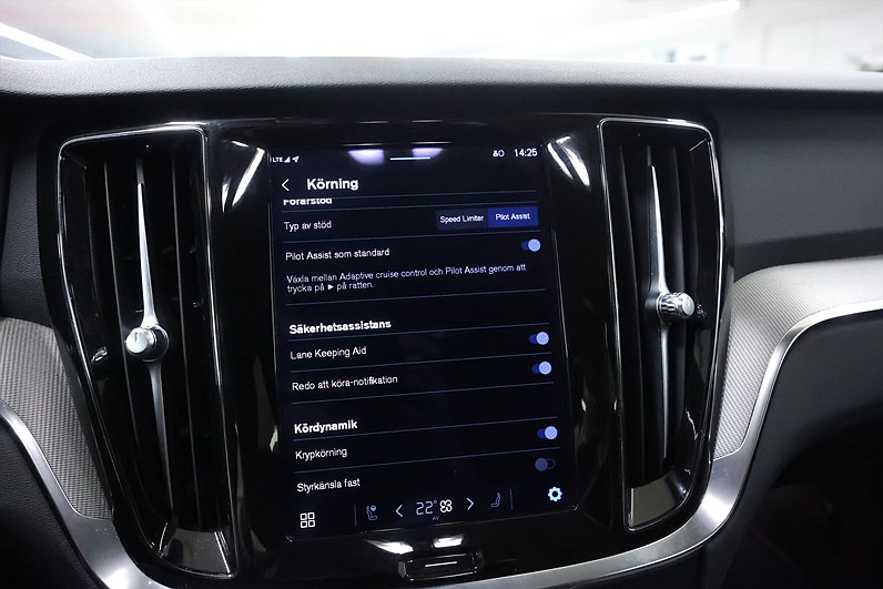 Volvo V60 Recharge T6 AWD 350hk Core H/K Läder Keyless Navi Drag