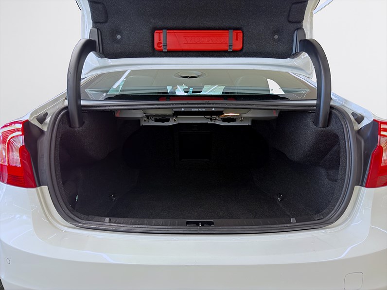 Volvo S60 T3 152hk Helg på Moberg! R-Design Värmare PDC