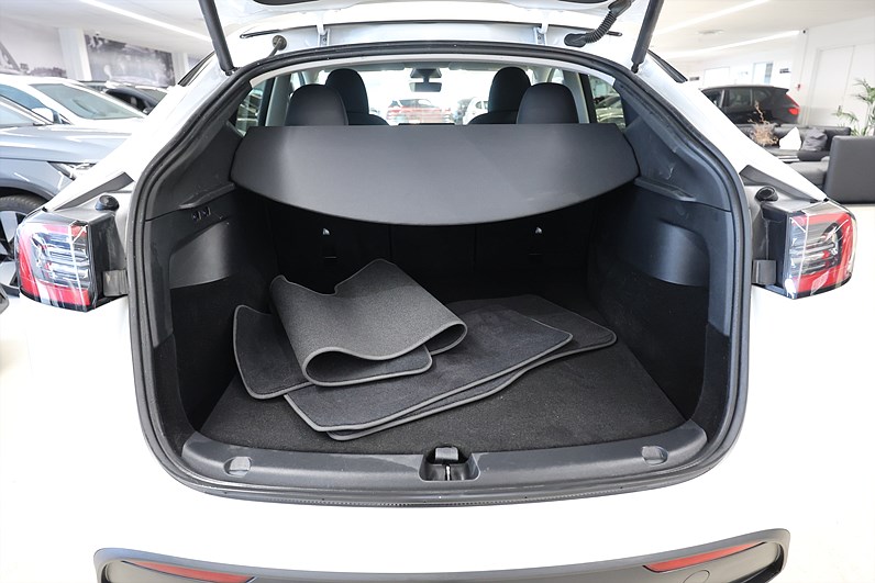 Tesla Model Y Standard Range 299hk Pano Läder Navi Drag B-Kamera