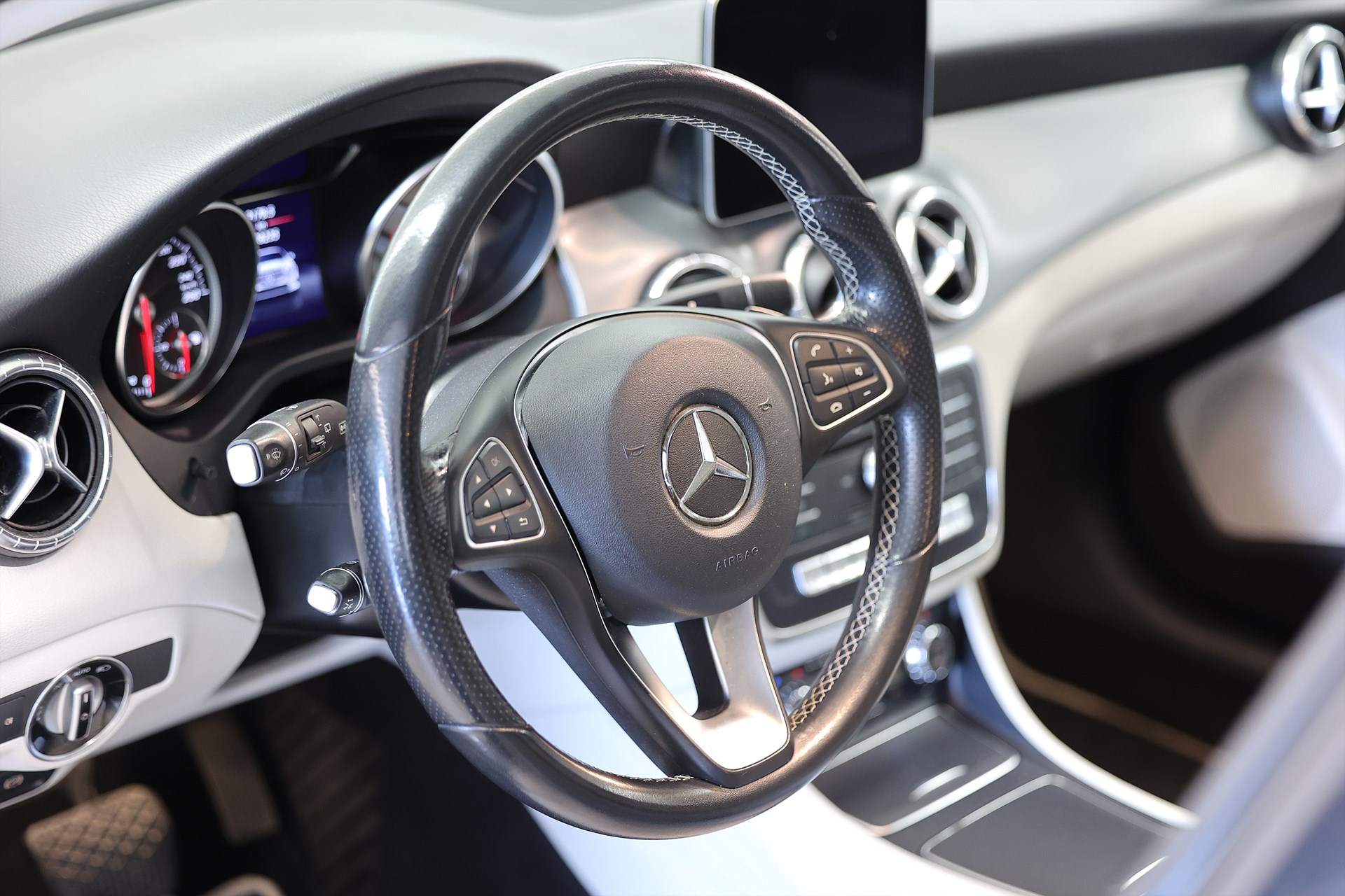 Mercedes-Benz CLA 250 4MATIC 211hk B-kamera H/K Pano Keyless