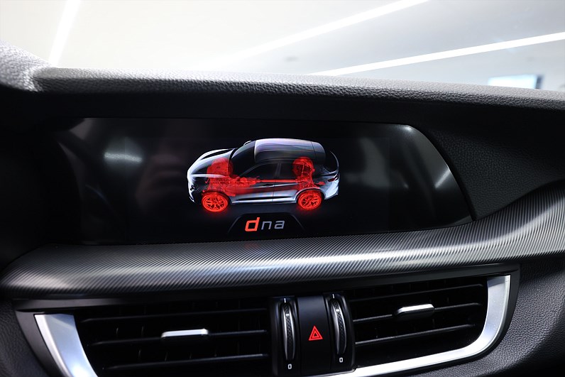 Alfa Romeo Stelvio 2.2 D 210hk AWD Super Keyless B-Kamera Drag