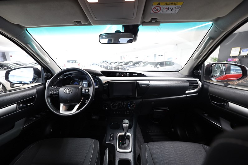 Toyota Hilux 2.4 AWD 150hk Drag B-kamera Värmare MOMS