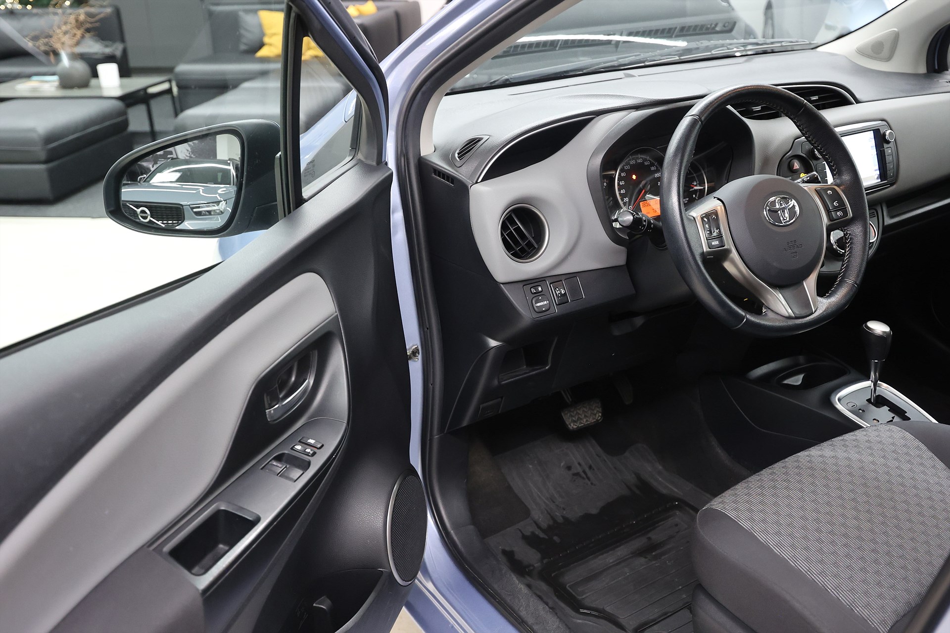 Toyota Yaris 5-dr 1.33 99hk *Hjulkampanj!* B-kamera Navi