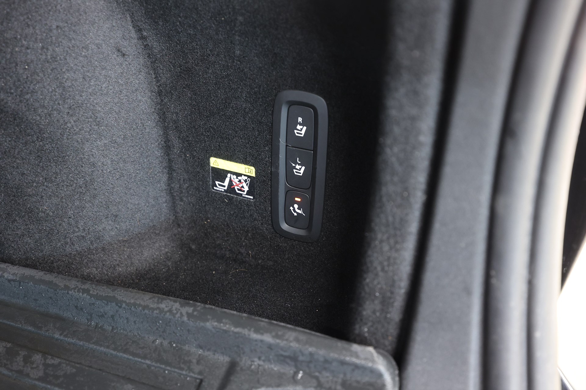 Volvo V60 Recharge T8 AWD 392hk R-Design Pano Drag Navi