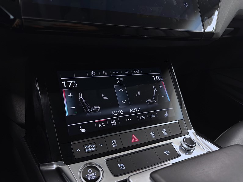 Audi Q8 50 e-tron quattro 340hk Helg på Moberg! B&O B-Kamera Luftfjädring