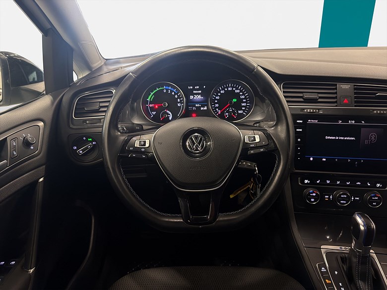 Volkswagen e-Golf, värmepump, SOH 91,1%, Kamera, Navi 2019, vit – bild 17 av 21, begagnad hos Niber i Järfälla