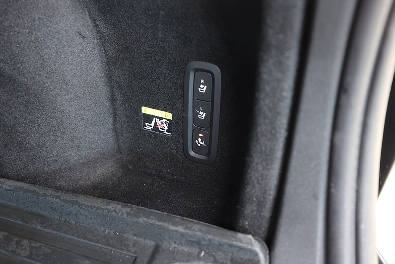 Volvo V60 Recharge T8 AWD 392hk R-Design Pano Drag Navi