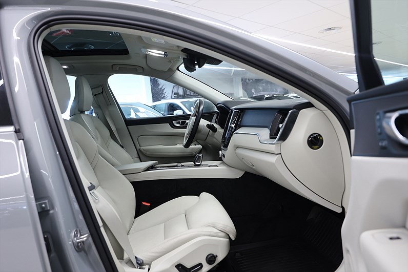 Volvo XC60 Recharge T6 AWD 350hk Core Pano Läder Värmare
