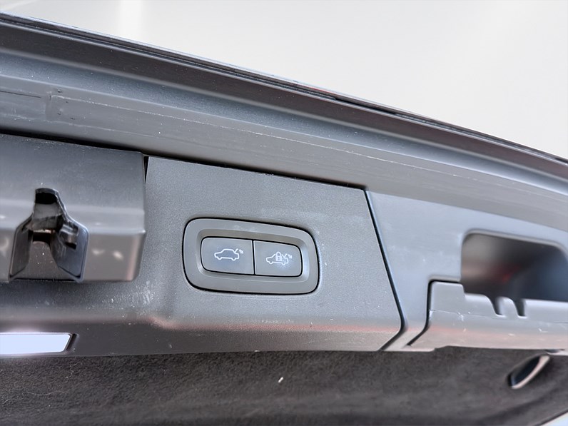 Volvo V90 D5 AWD Momentum Pano HUD Skinn Värmare Drag