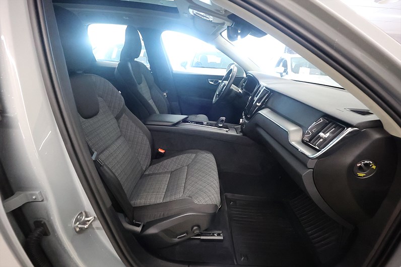 Volvo XC60 Recharge T6 AWD 350hk Core Pano Keyless Navi Drag