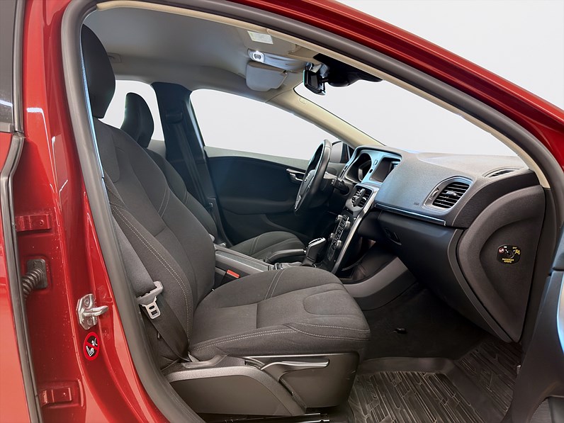 Volvo V40 T2 122hk Momentum Business Adv Värmare