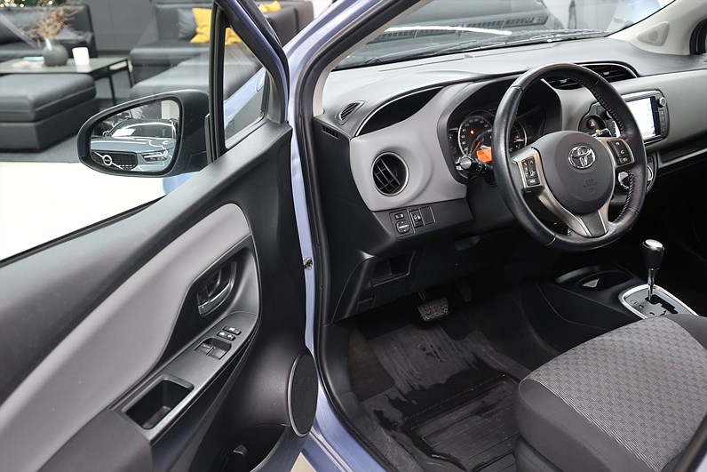 Toyota Yaris 5-dr 1.33 99hk *Hjulkampanj!* B-kamera Navi