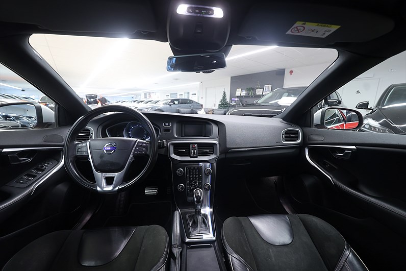 Volvo V40 D2 120hk R-Design Pano PDC Drag Värmare