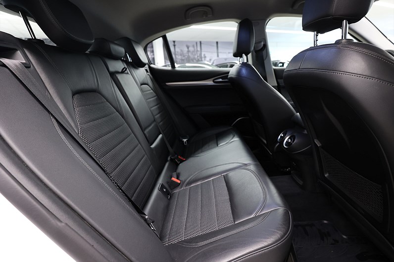 Alfa Romeo Stelvio 2.2 D 210hk AWD Super Keyless B-Kamera Drag