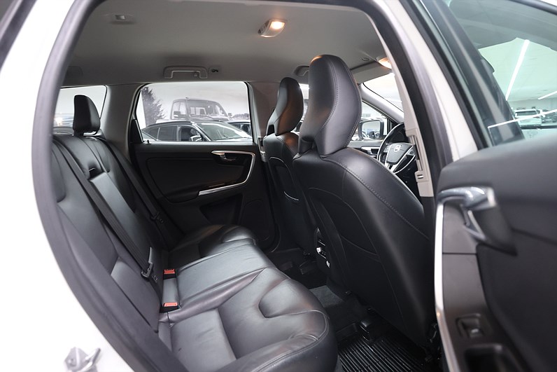 Volvo XC60 D4 AWD 181hk *Hjulkampanj!* Summum B-kamera Värmare