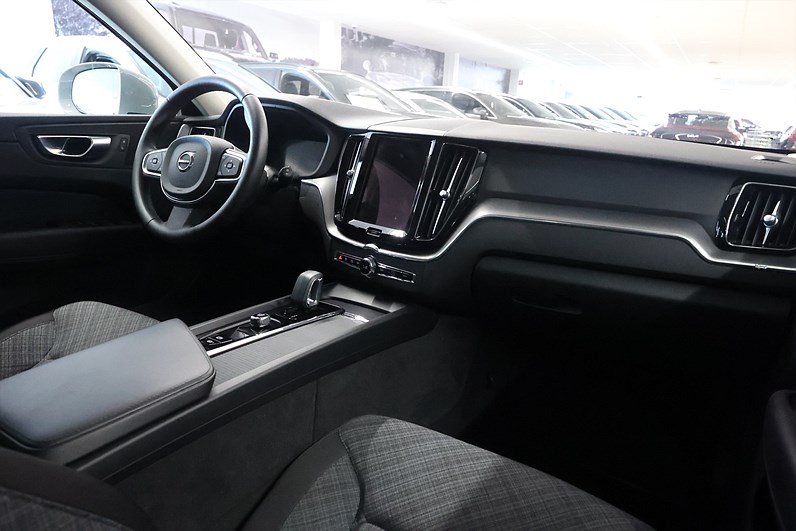 Volvo XC60 Recharge T6 AWD 350hk Core Pano Keyless Navi Drag