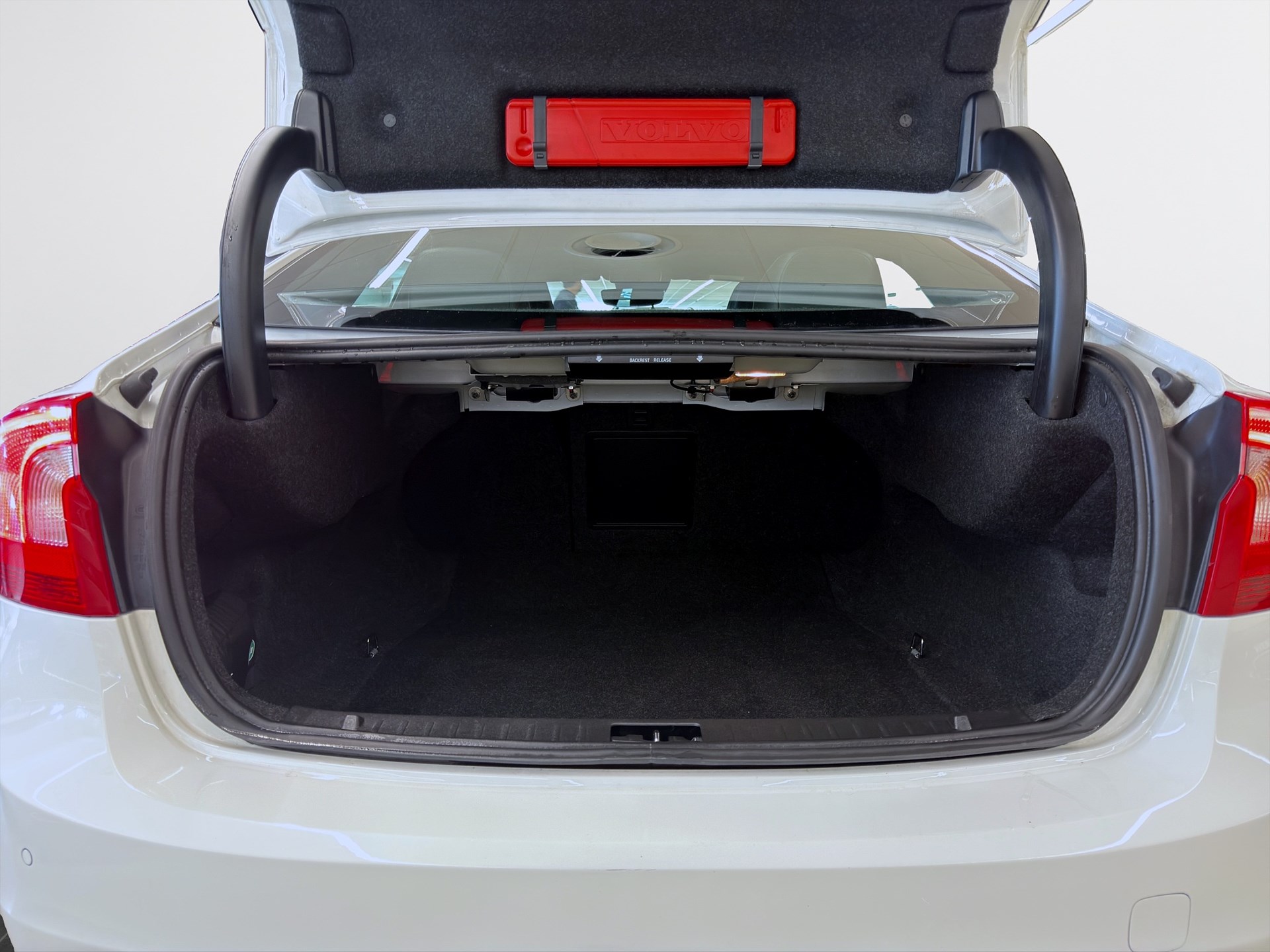 Volvo S60 T3 152hk Helg på Moberg! R-Design Värmare PDC