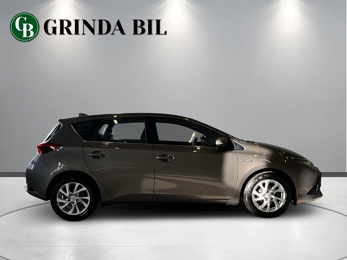 Toyota Auris Hybrid e-CVT, 136hk, 2017