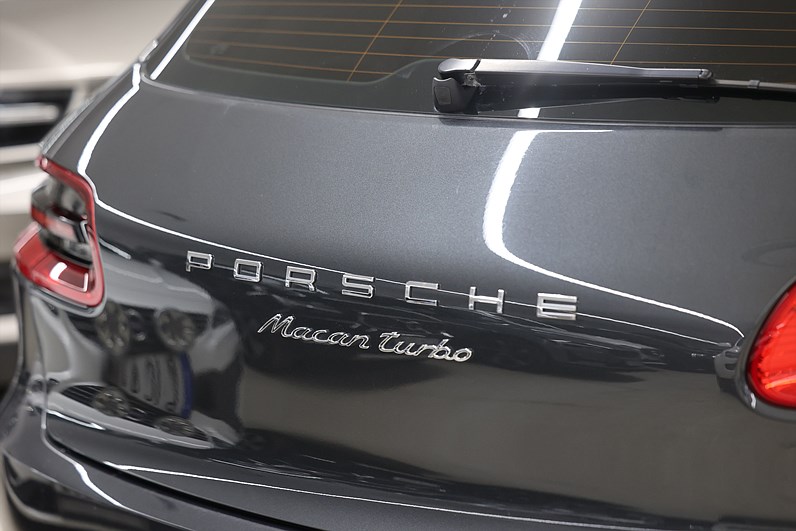 Porsche Macan Turbo Performance 441hk Sport Chrono BOSE Drag