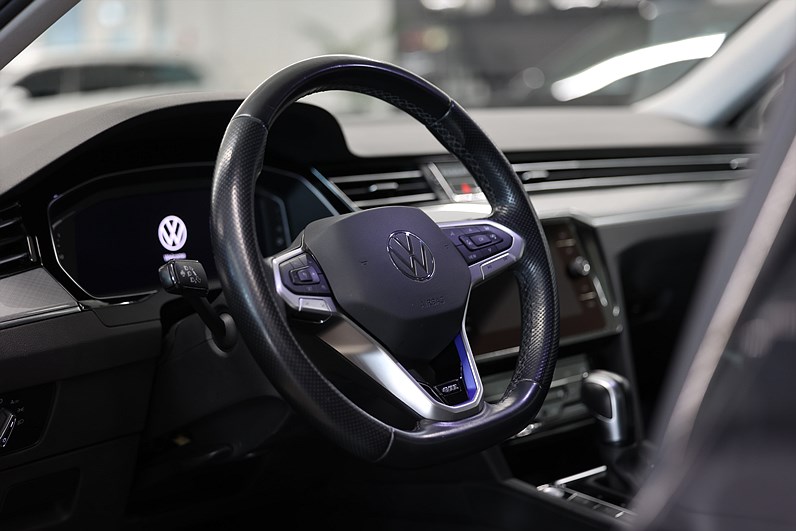 Volkswagen Passat GTE IQ Cockpit B-kamera Drag Värmare MOMS