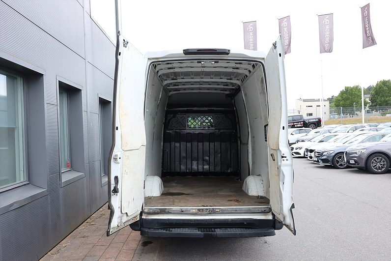Iveco Daily 35-130 Skåpbil 2.3 JTD Hi-Matic 126hk Värmare 3 sits