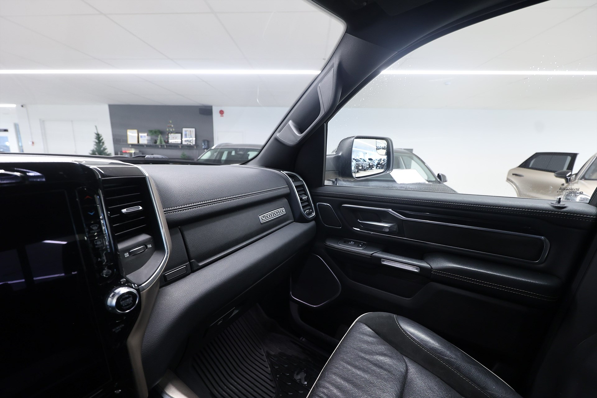 Dodge Ram 1500 Crew Cab 5.7 V8 HEMI 4x4 395hk Laramie LVL 2