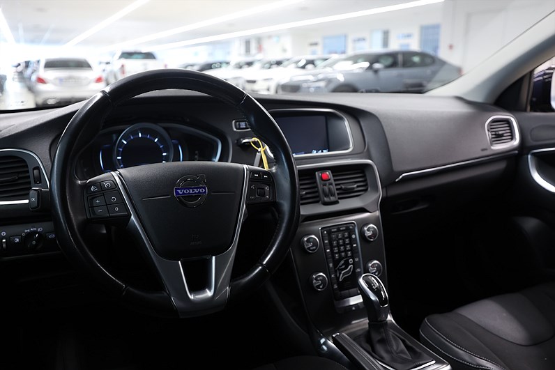 Volvo V40 D2 115hk Momentum Drag Värmare VOC PDC