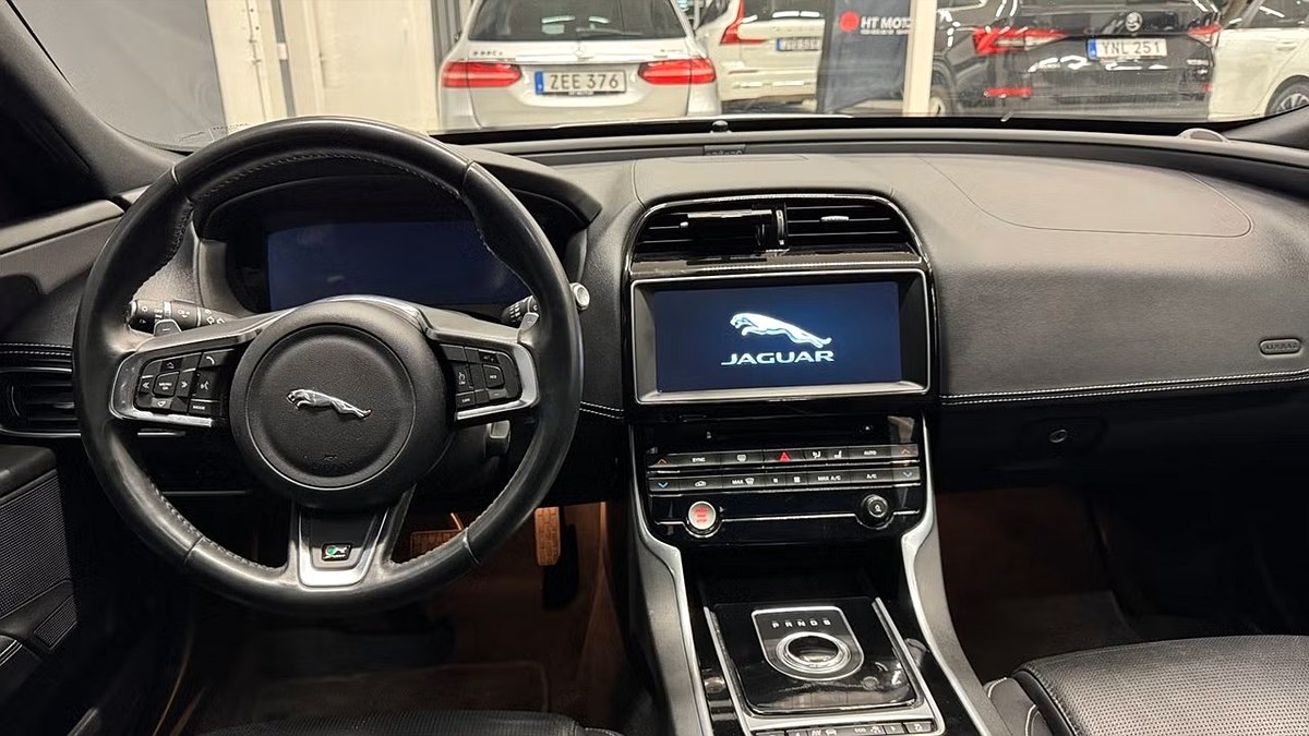 Jaguar XE – bild 8