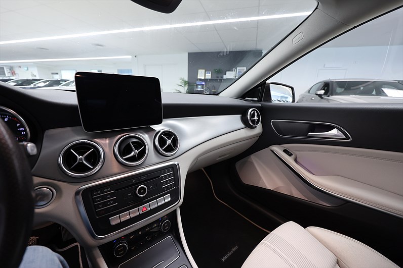 Mercedes-Benz CLA 250 4MATIC 211hk B-kamera H/K Pano Keyless