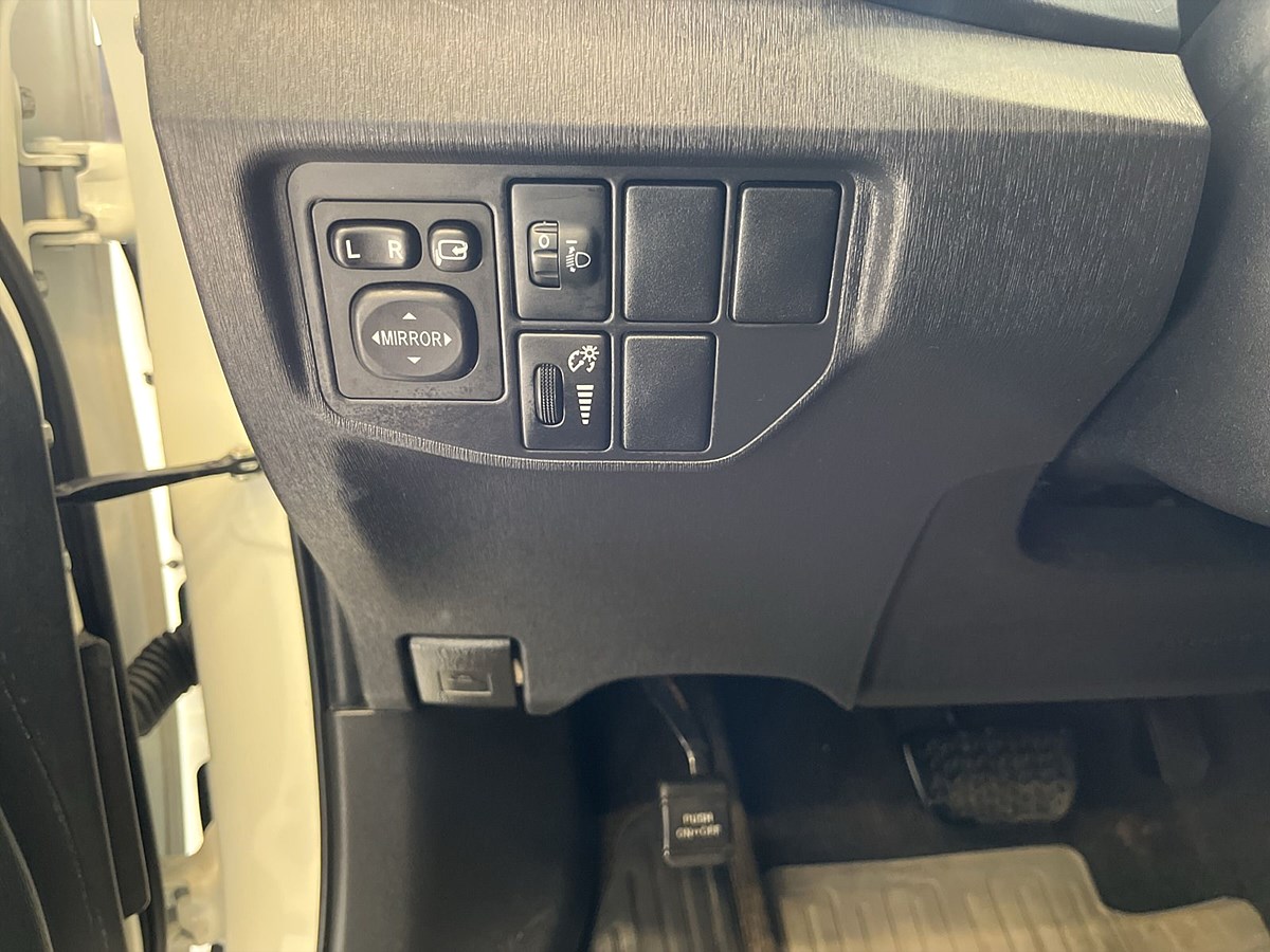 Toyota Prius Plug-in Hybrid 1.8 VVT-i + 3JM Plug-in CVT, 136hk, 2014