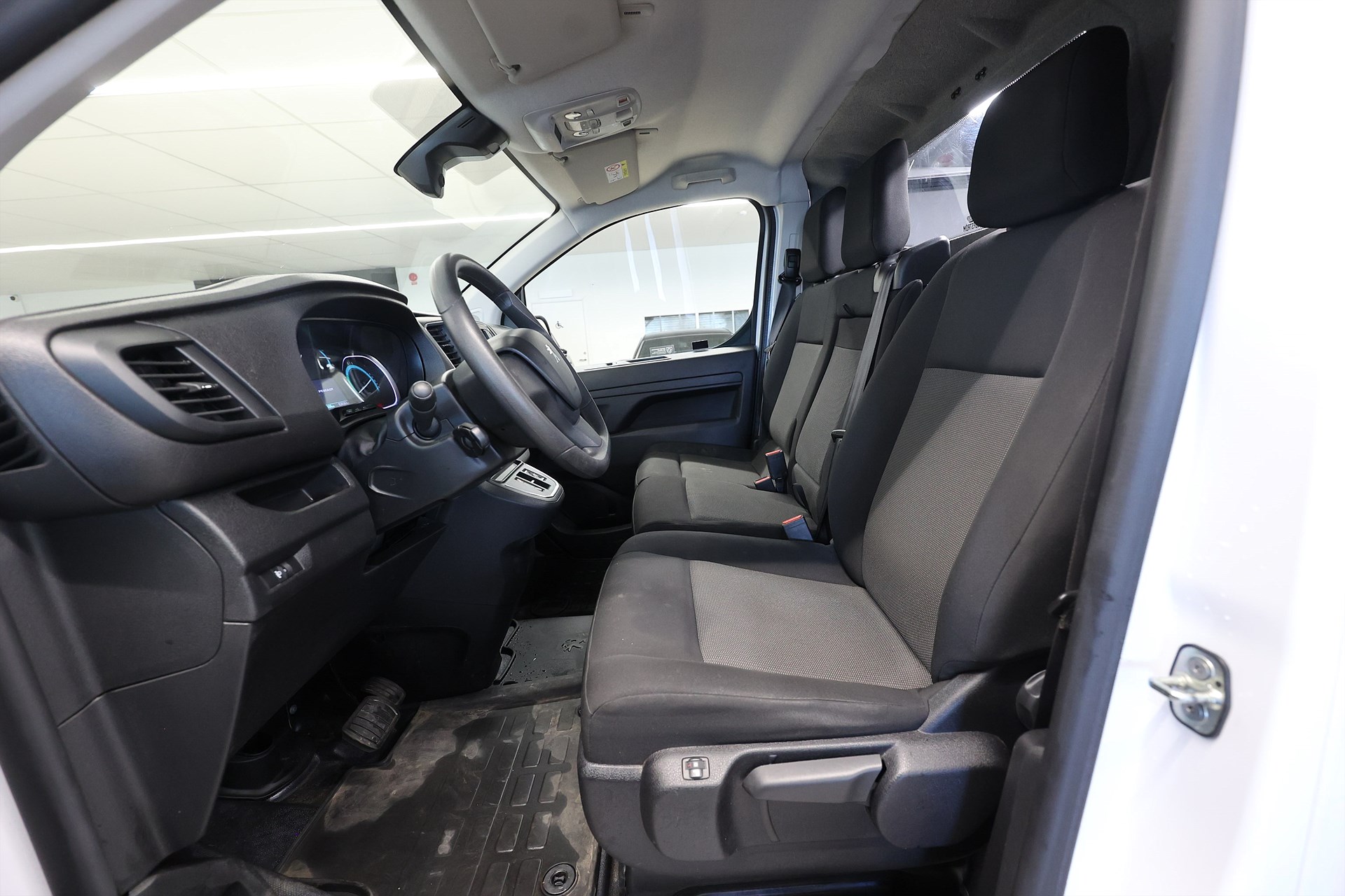 Peugeot e-Expert 75 136hk V-Inrett Drag CarPlay 3-Sits B-Kamera