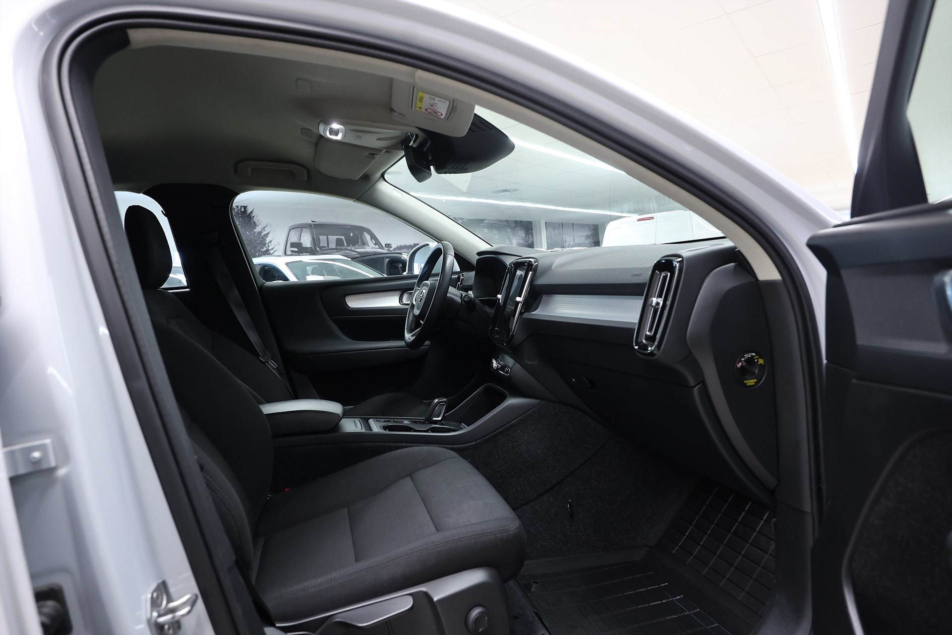 Volvo XC40 T3 163hk Momentum Pro Navi Värmare VOC PDC