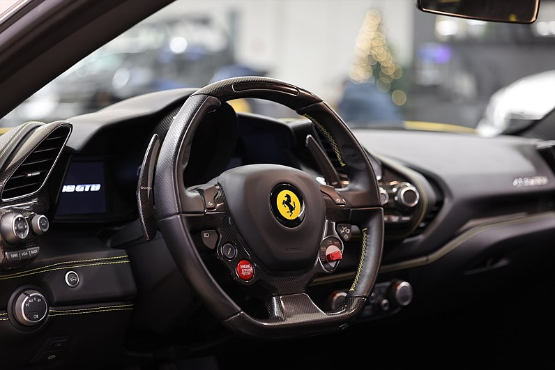 Ferrari 488 GTB 3.9 V8 670hk Kolfiber Giallo Svensksåld