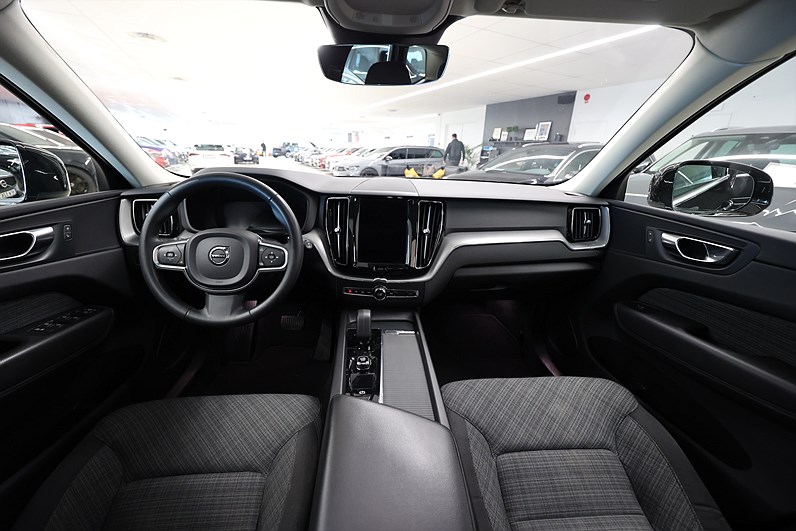 Volvo XC60 Recharge T6 AWD 350hk Core Edition Pano Drag Keyless MOMS