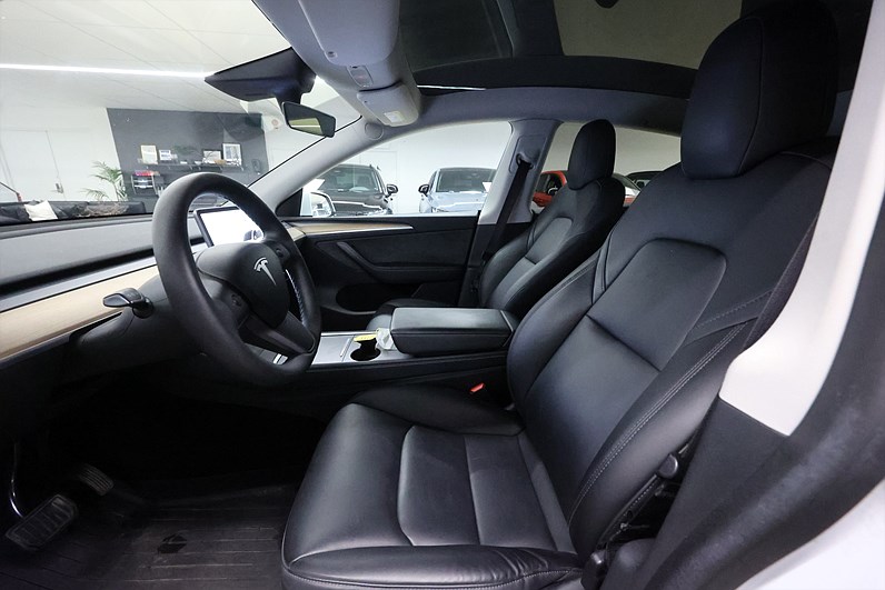 Tesla Model Y Long Range AWD 514hk Pano Drag Navi Läder