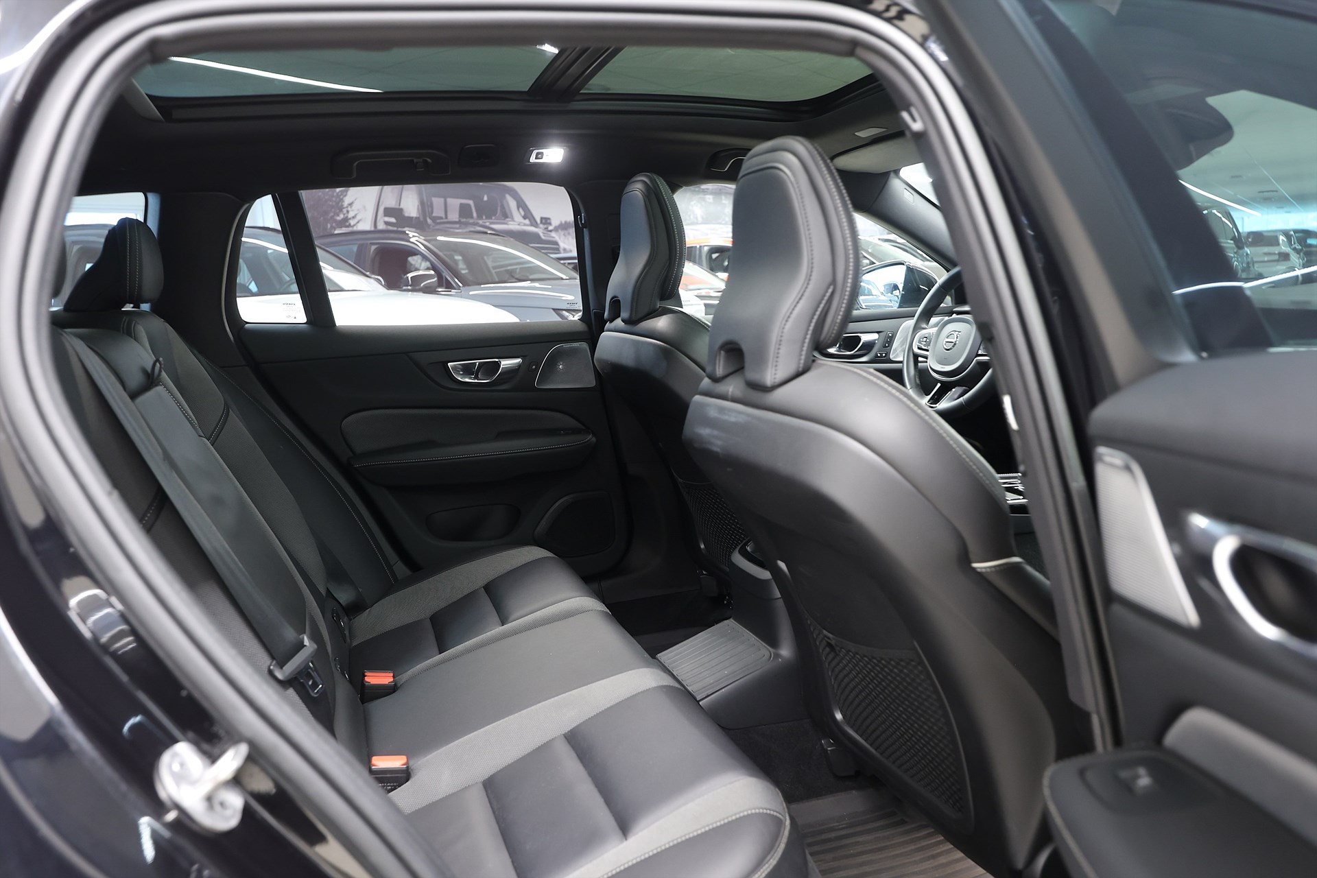 Volvo V60 Recharge T8 AWD 456hk R-Design B&W HUD Pano