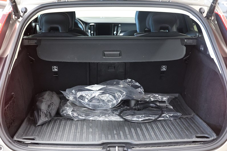 Volvo V60 Recharge T6 AWD 340hk Momentum Pano H/K Keyless