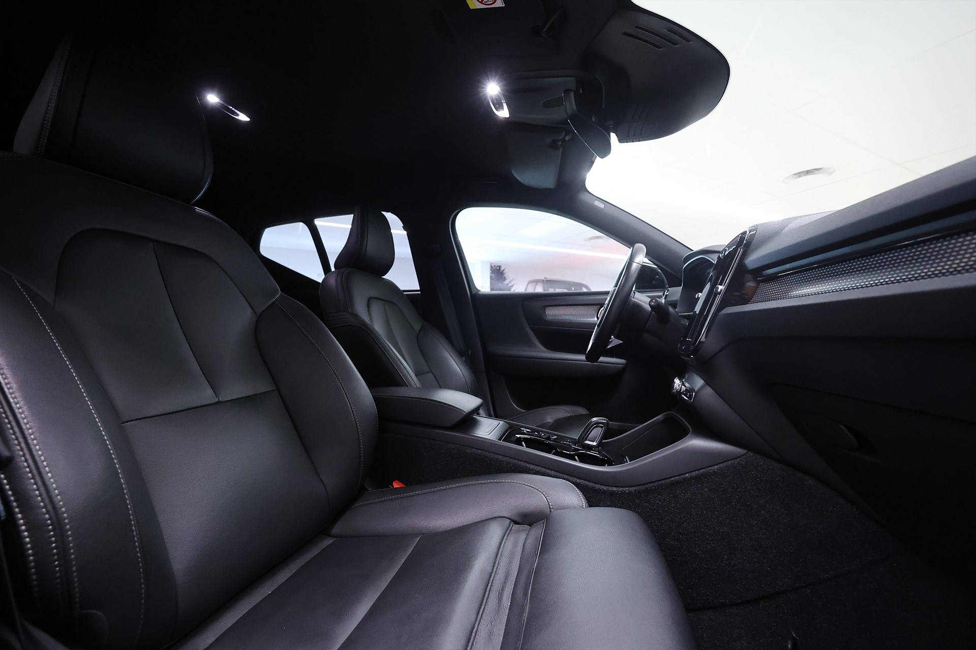 Volvo XC40 T2 129hk *Hjulkampanj!* R-Design Drag Navi VOC Keyless