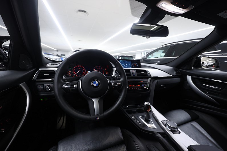 BMW 320d xDrive Touring 190hk *Hjulkampanj!* M Sport Pano HUD H/K Keyless Drag