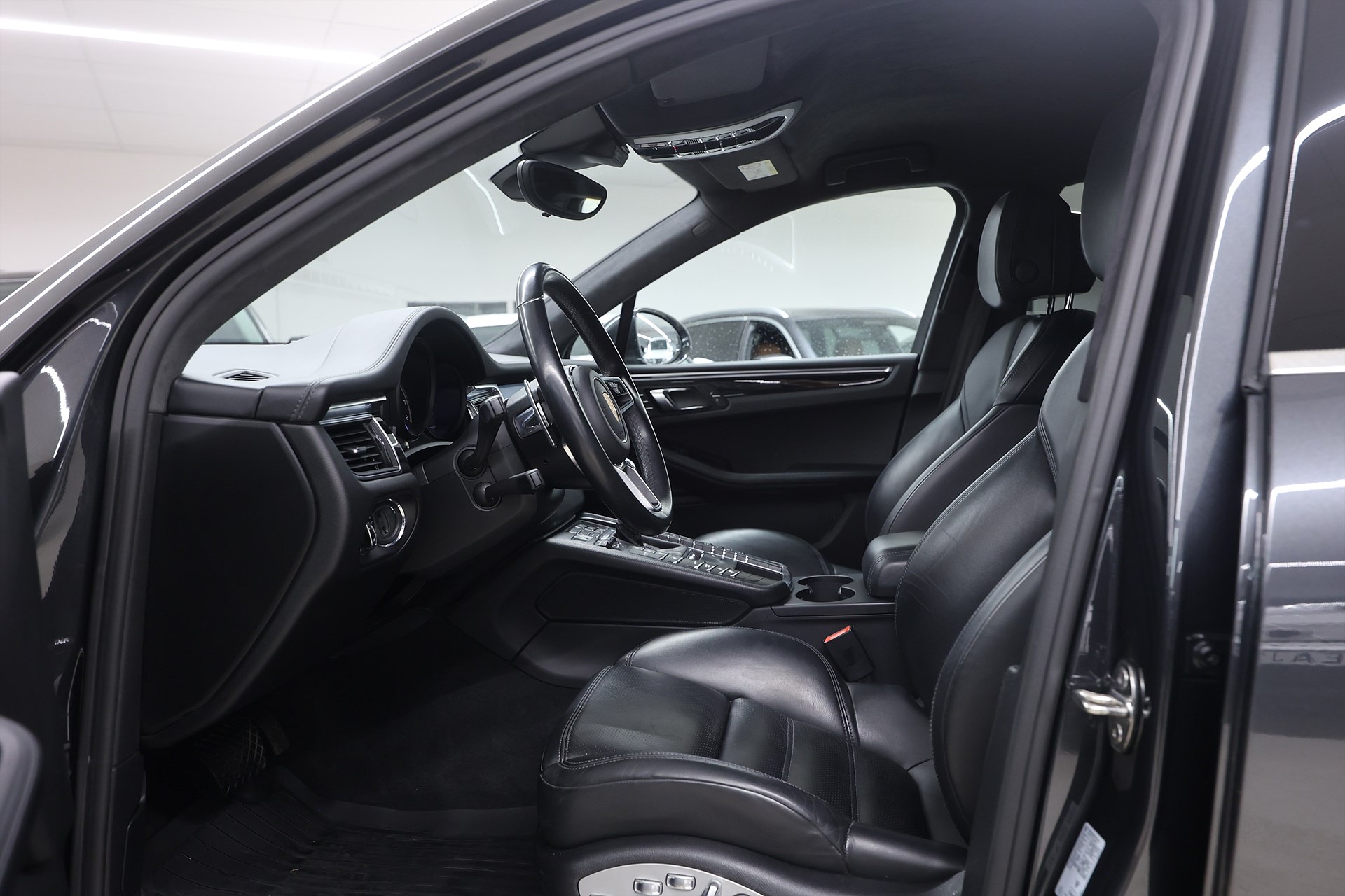 Porsche Macan Turbo Performance 441hk Sport Chrono BOSE Drag