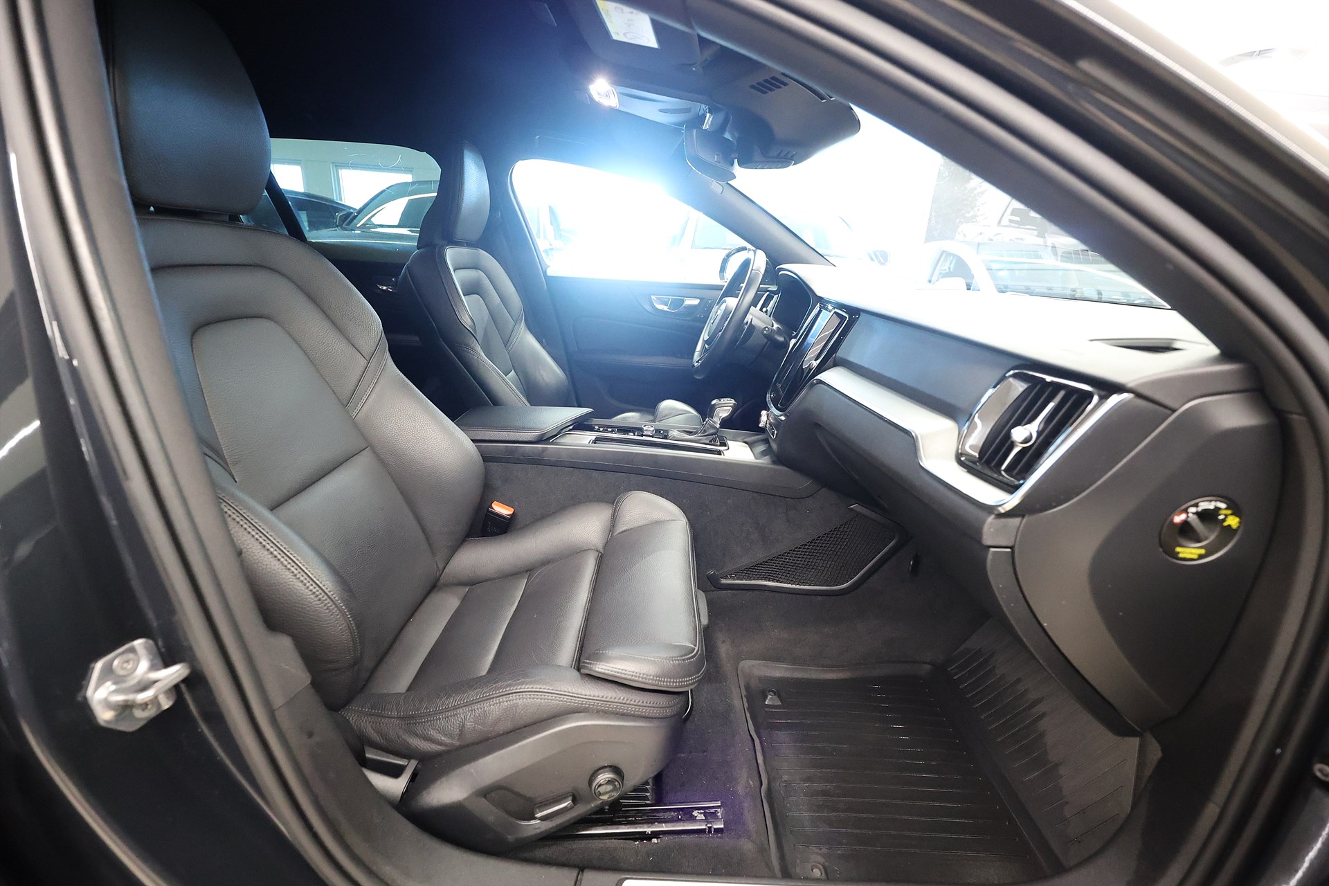 Volvo V60 T5 250hk R-Design Läder Keyless Värmare B-Kamera
